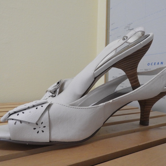 GUESS Kitten Heel White Leather Sling Back - Sz 40 - Picture 1 of 4